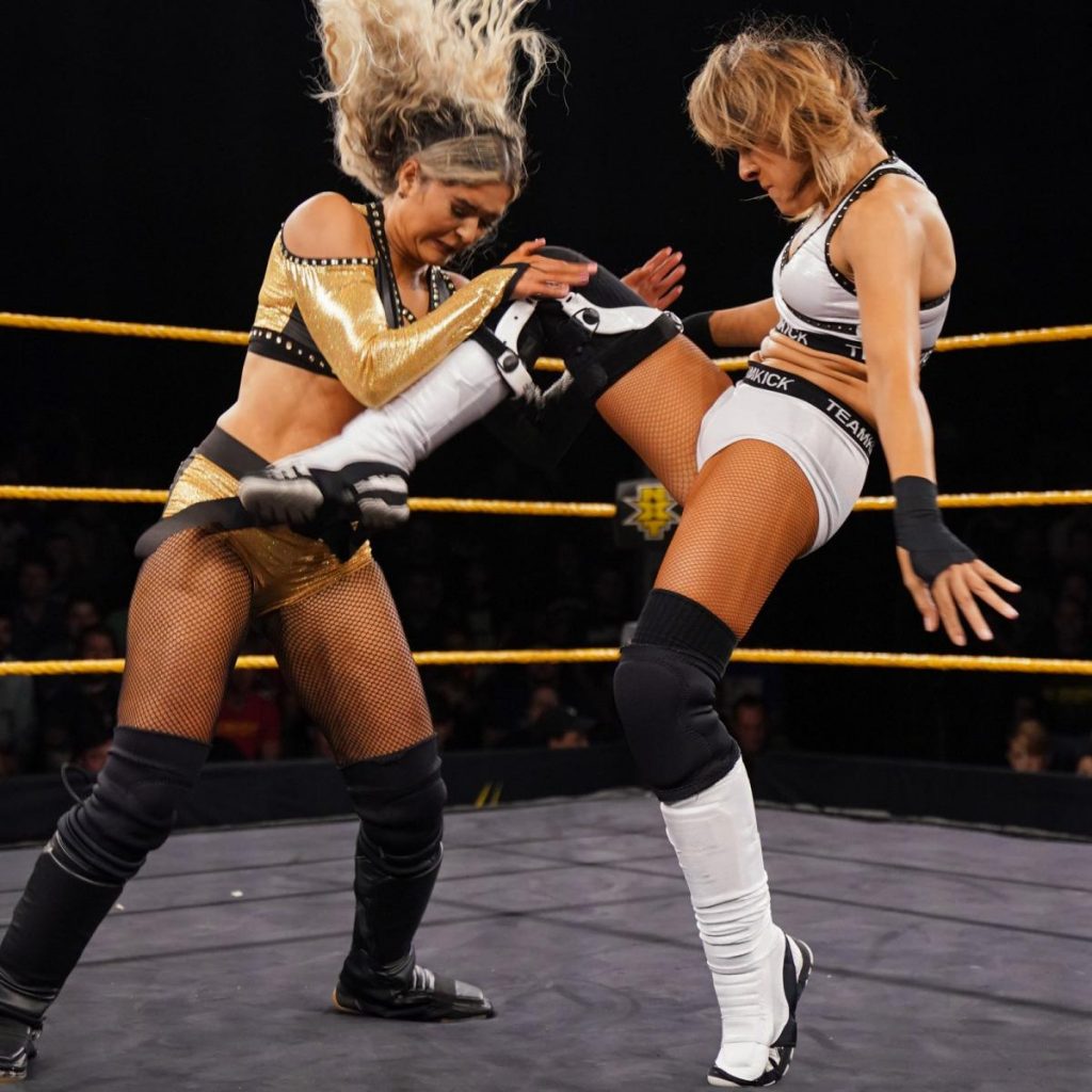 Dakota Kai kicks Taynara