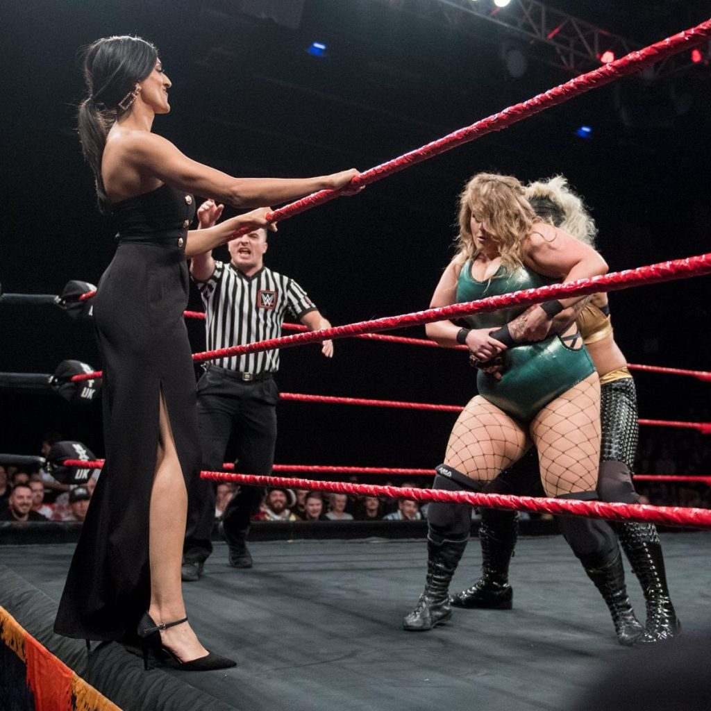 Jinny distracts Piper Niven so Jazzy Gabert could attack from behind