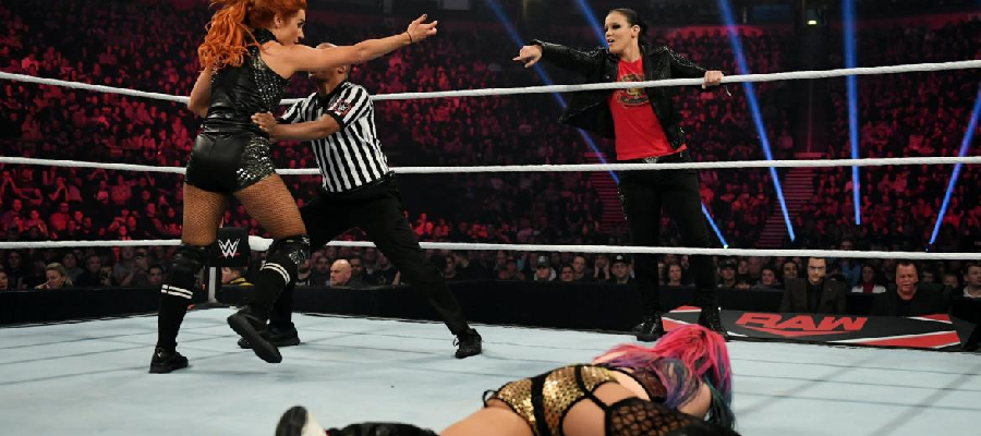 Shayna Baszler distracts Becky Lynch from Asuka