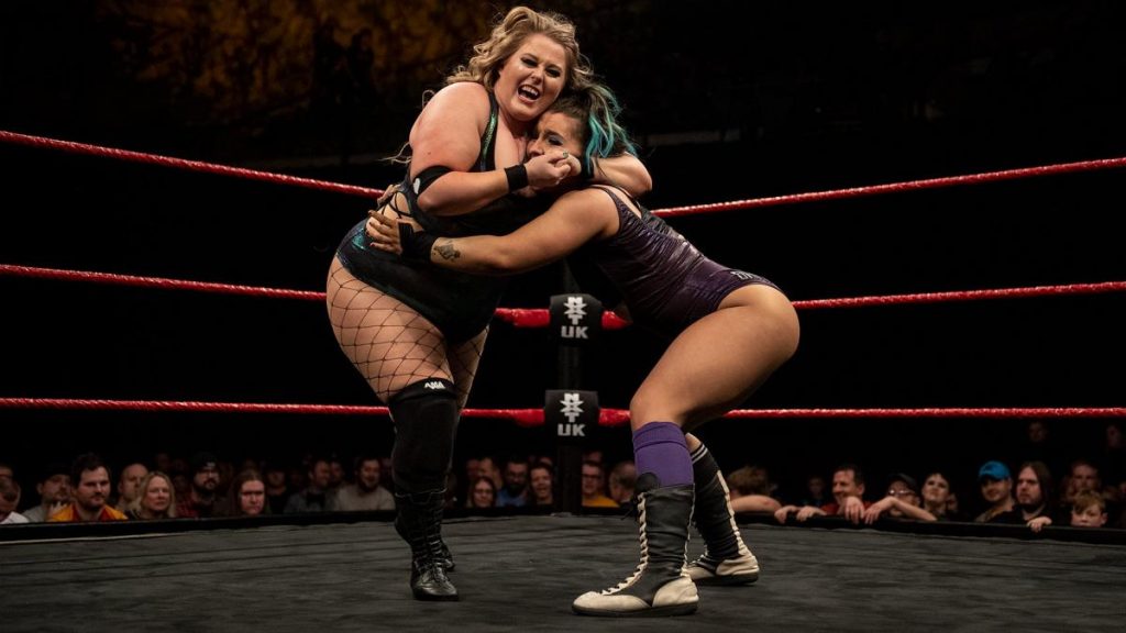 Piper Niven with Dani Luna in a headlock