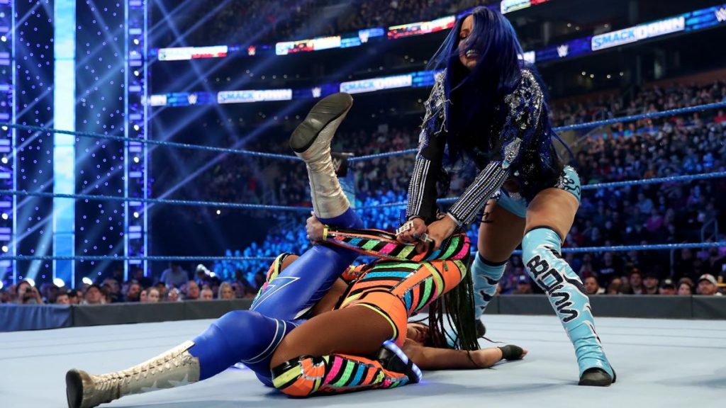 Sasha Banks attacks Naomi to prvent Bayley being pinned
