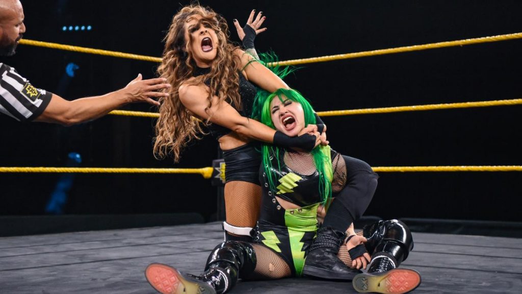 Dakota Kai tries to make Shotzi Blackheart tap