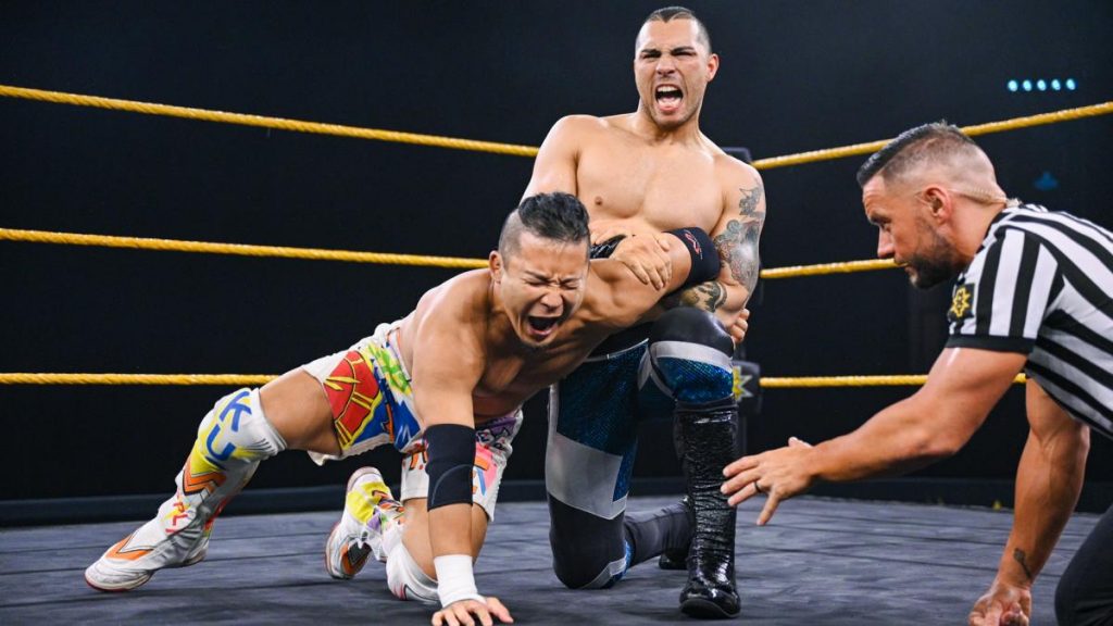 Joaquin Wilde with Kushida in a submission