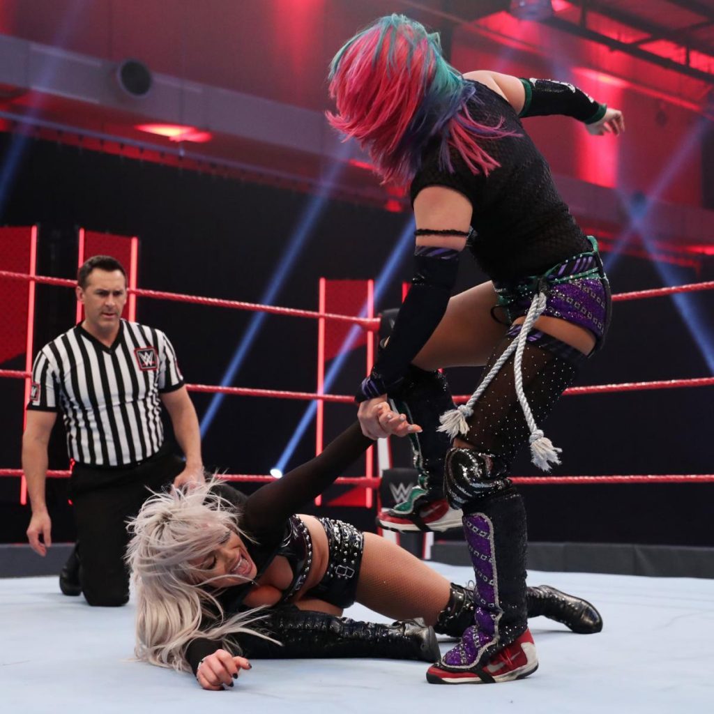 Asuka stamps on Liv Morgan