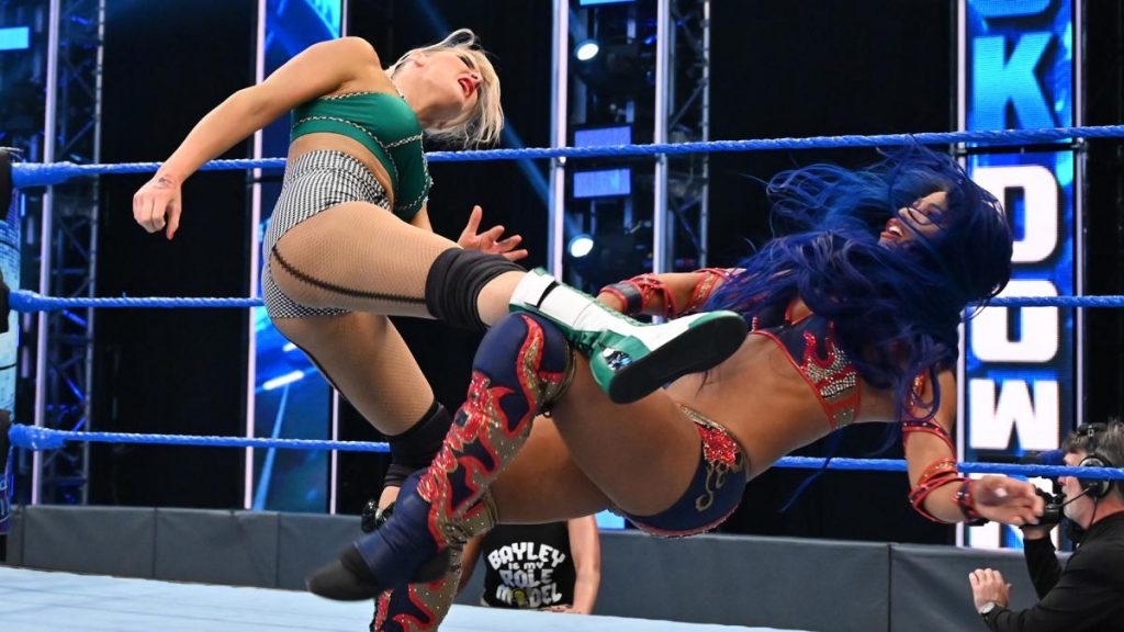 Lacey Evans kicks Sasha Banks
