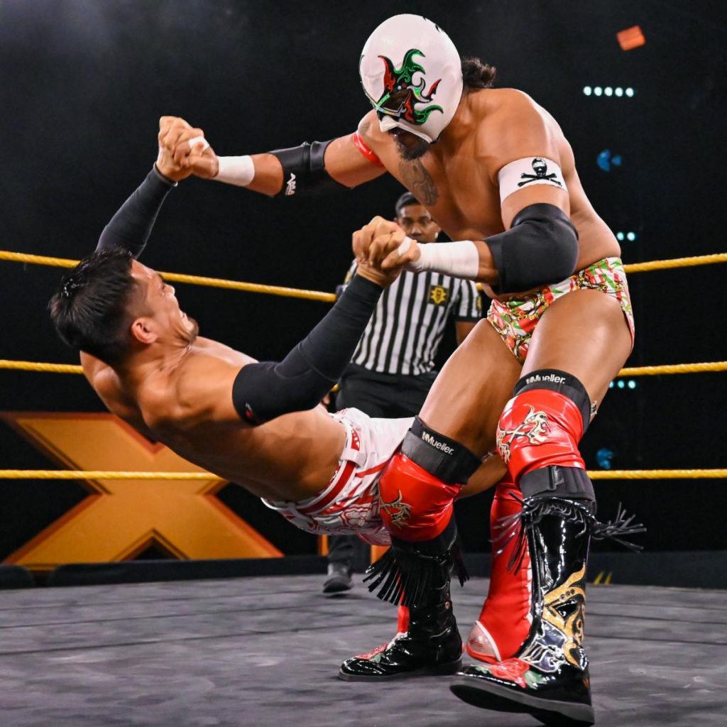 Akira Tozawa and El Hijo del Fantasma mid-match