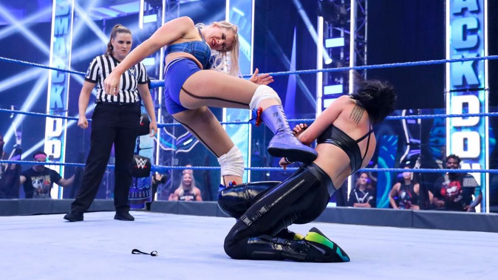Lacey Evans kicks Bayley