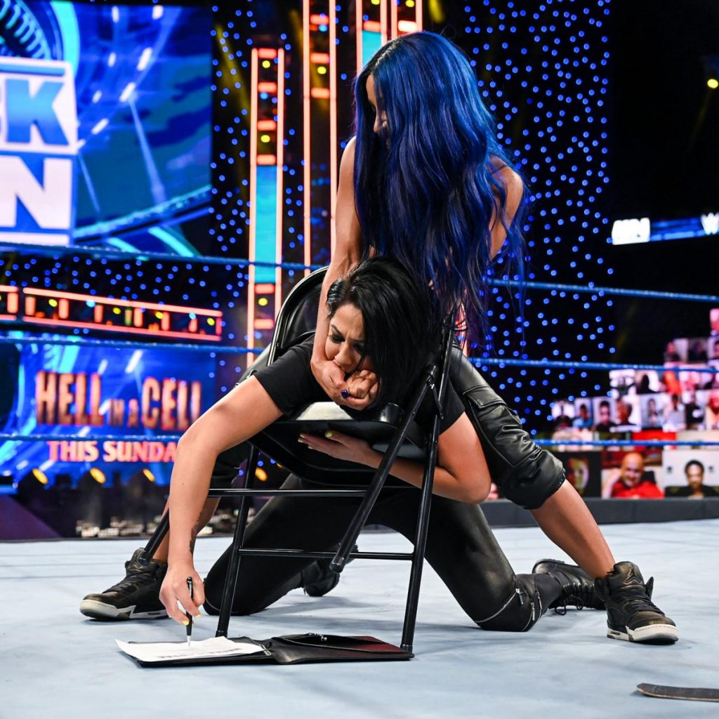 Sasha Banks forces Bayley to sign the contract