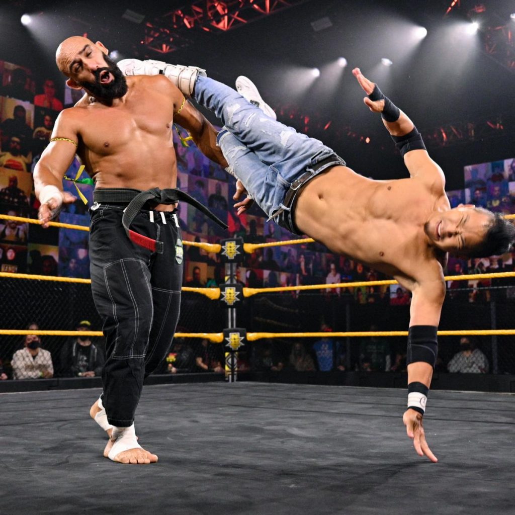 Kushida dropkicks Arturo Ruas