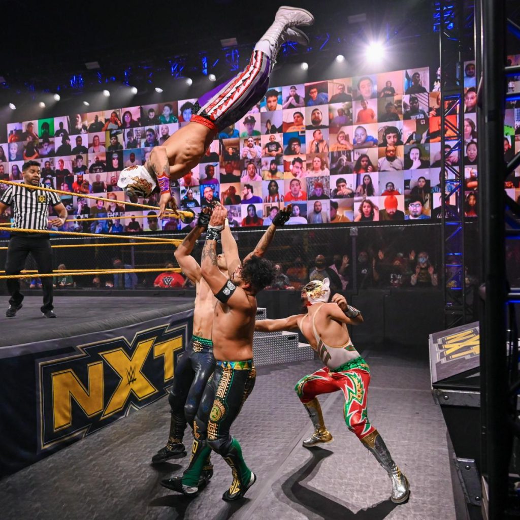 Lince Droado moonsaults onto Legado del Fantasma and Gran Metalik