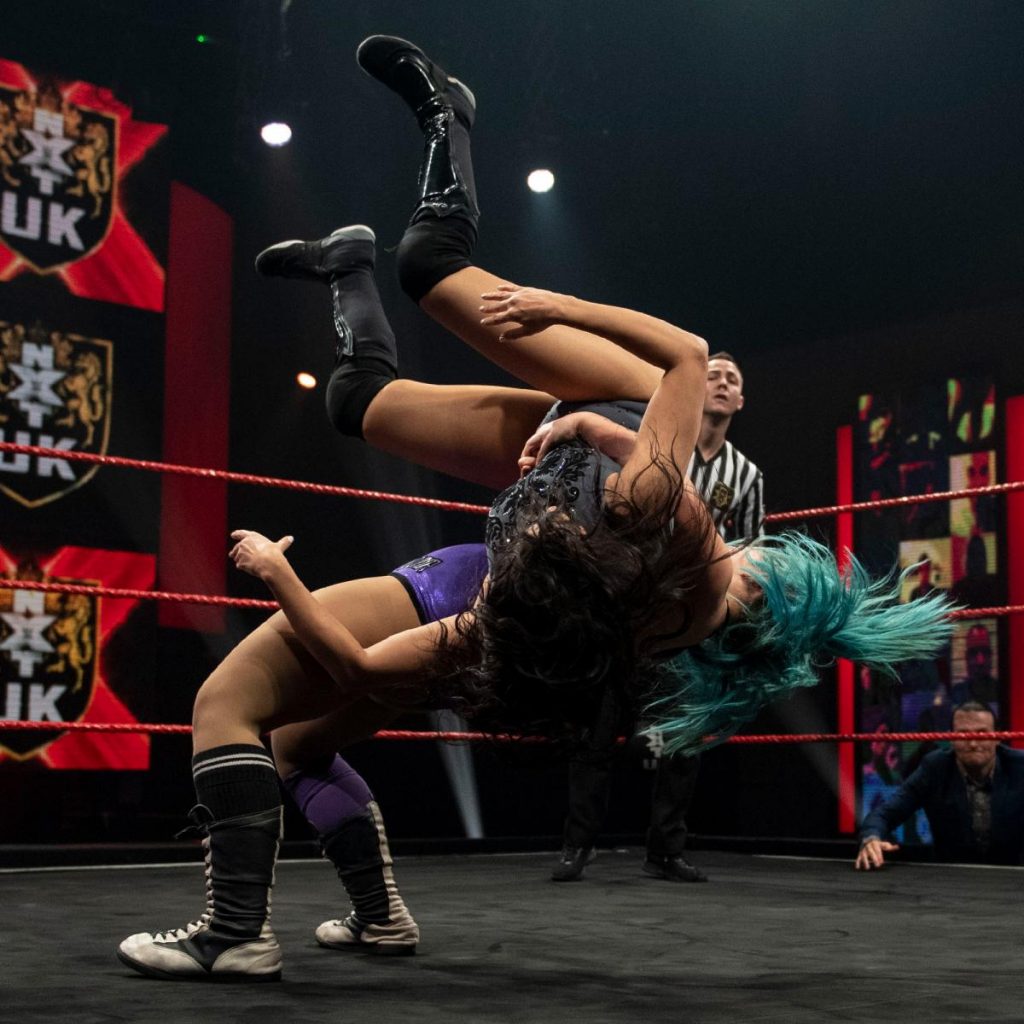 Dani Luna suplexes Jinny