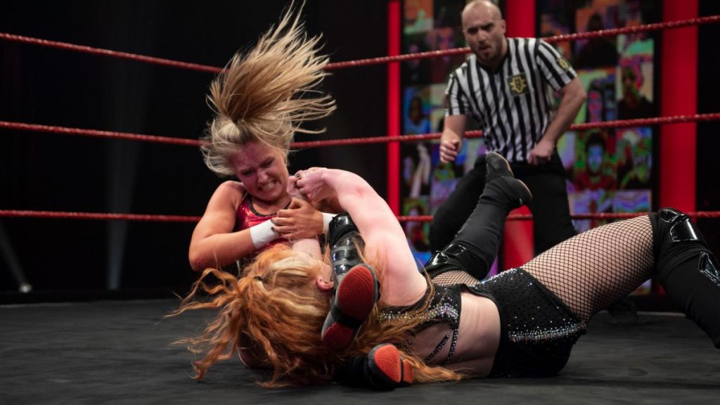 Emilia McKenzie tries to submit Isla Dawn