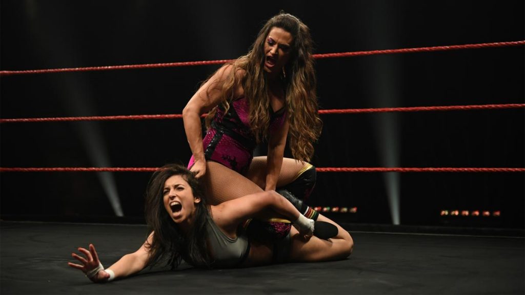 Nina Samuels attempts to submit Laura Di Matteo
