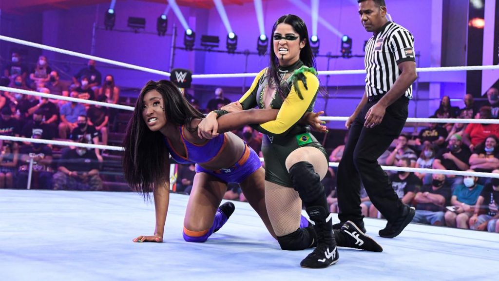 Valentina Feroz and Amari Miller mid-match