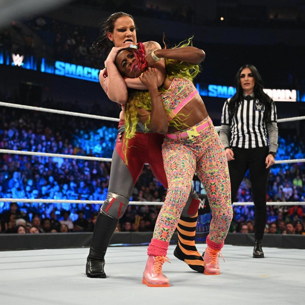 Shayna Baszler with Naomi in a Kirifuda Clutch