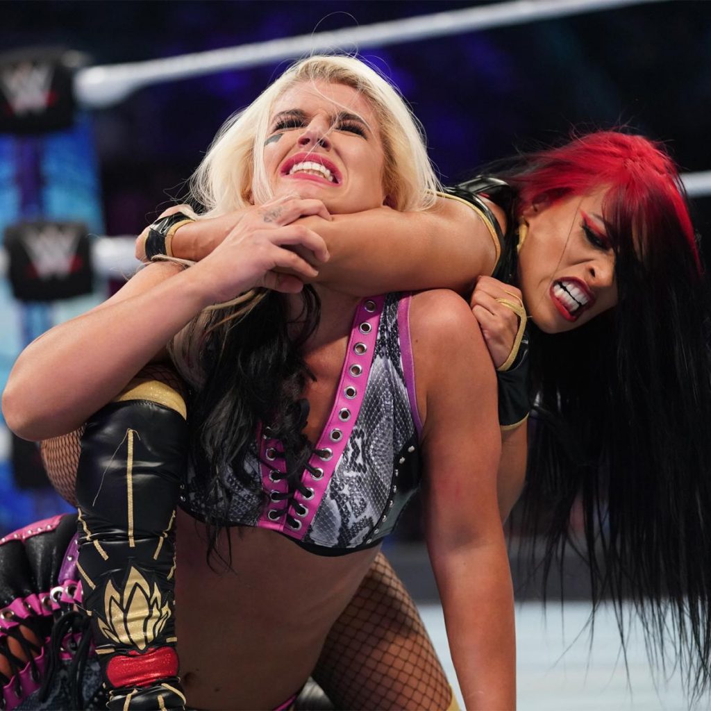 Zelina Vega with Toni Storm in a headlock