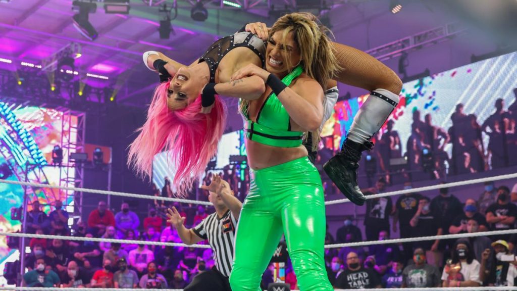 Raquel Gonzalez with Dakota Kai on her shoulder