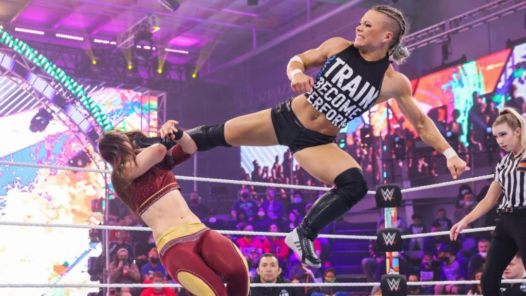 Ivy Nile kicks Yulisa Leon in the head