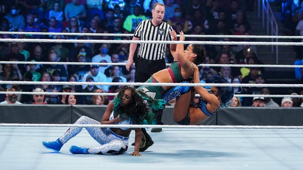 Sasha Banks gives Shayna Baszler a backstabber to get her off Naomi