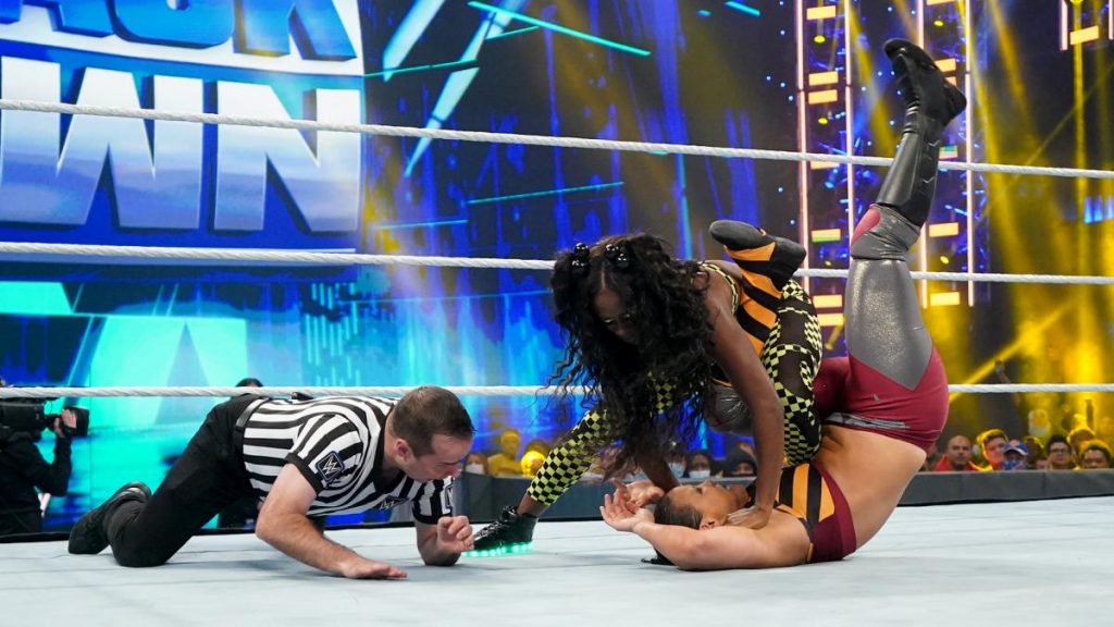 Naomi pins Shayna Baszler