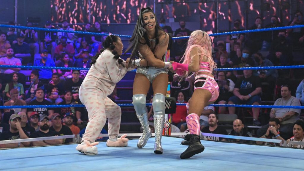 Wendy Choo and Dakota Kai double team Indi Hartwell in a corner