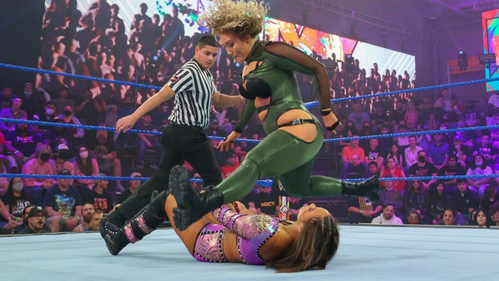 Nikkita Lyons drops a leg on Kayla Inlay