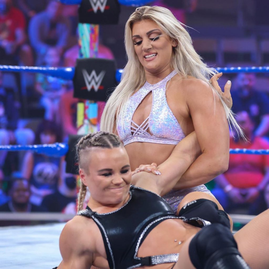 Brooklyn Barlow tries to submit Ivy Nile