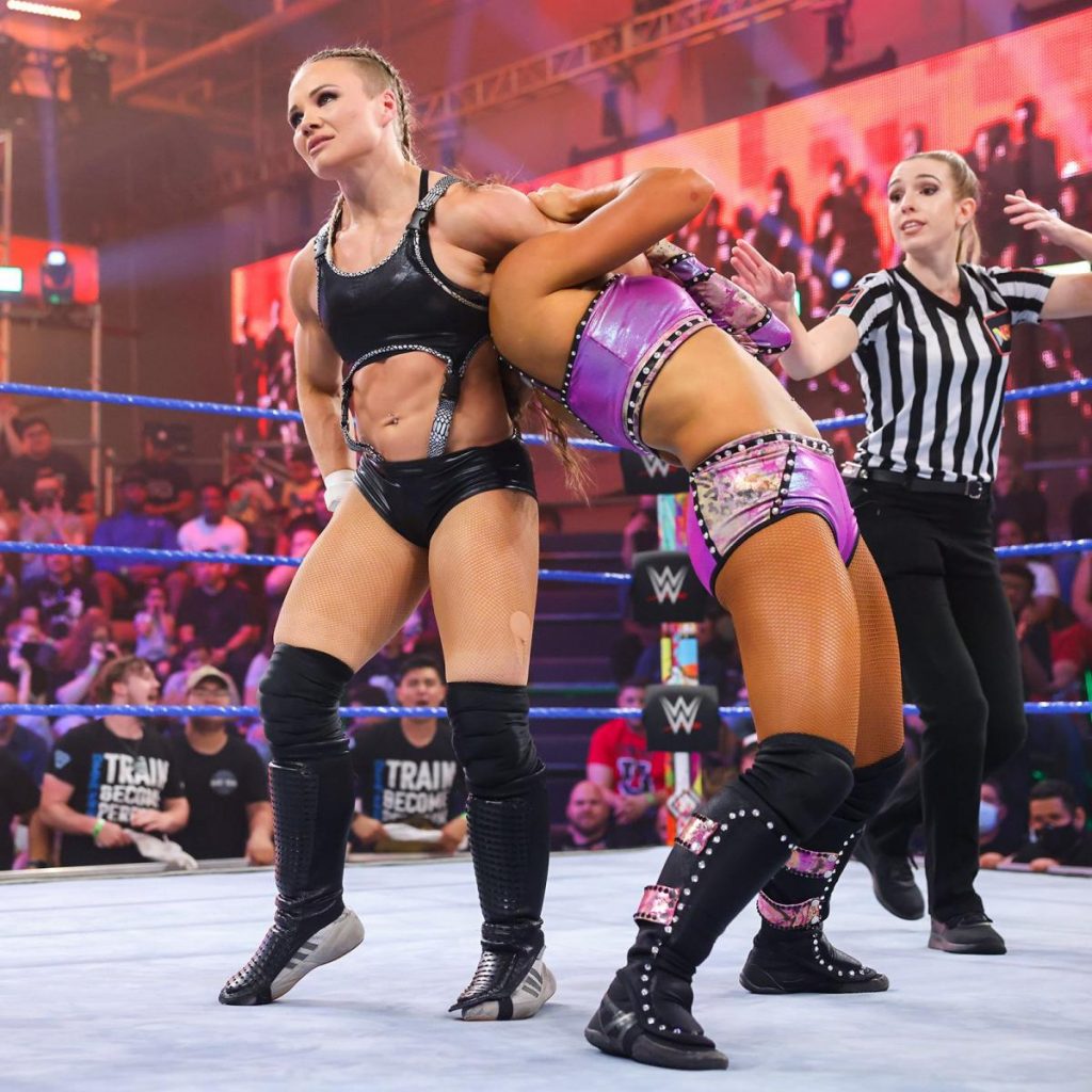 Ivy Nile submits Kiana James