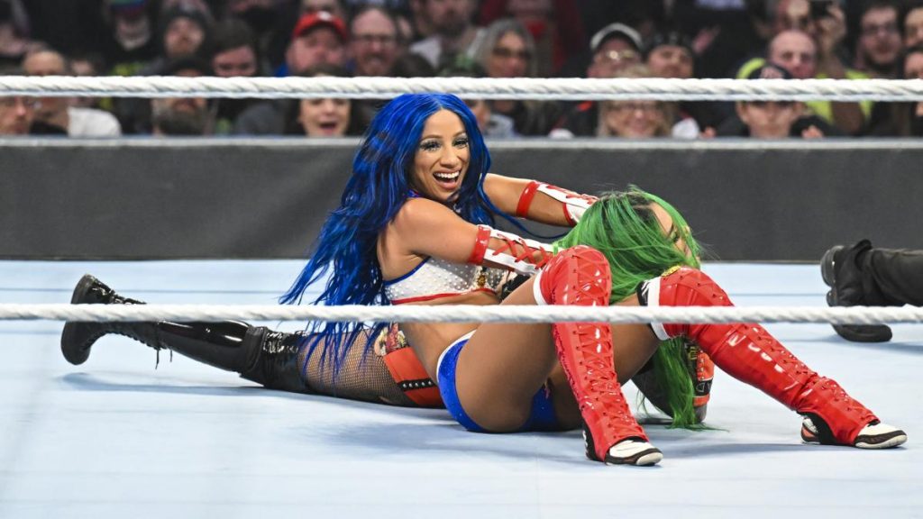 Sasha Banks taps out Shotzi with a Bank Statement